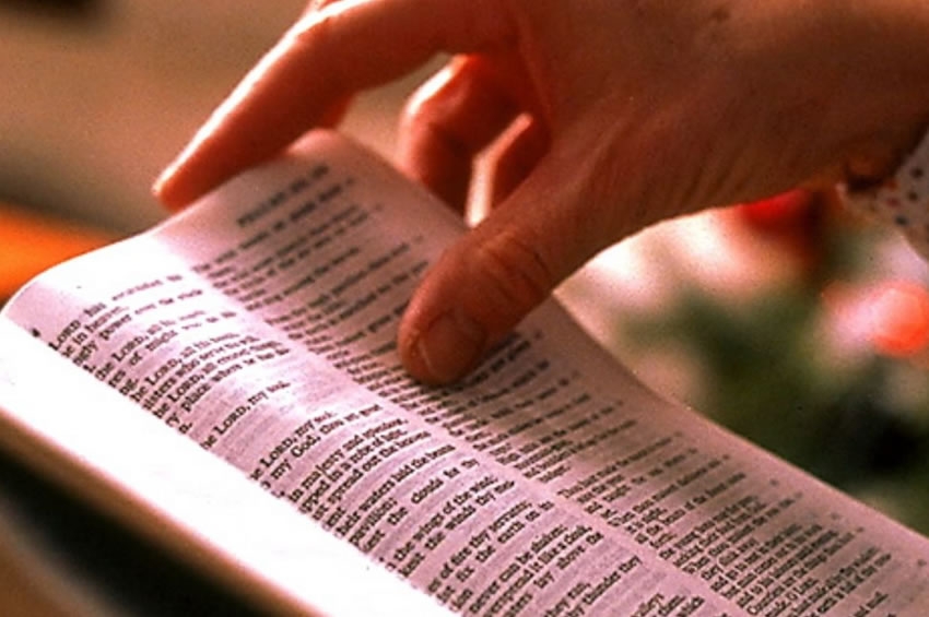 Leitura da Bíblia cresce perto do Natal, indica pesquisa